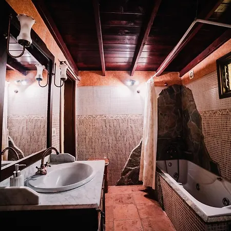 Casa Elena Lodge *